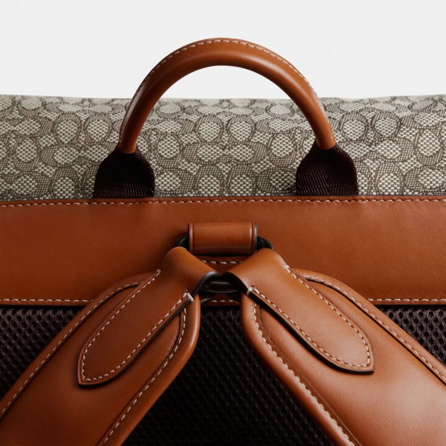 Coach hombres mochila de enganche en micro jacquard de firma cacao/ámbar bruñido L82882683